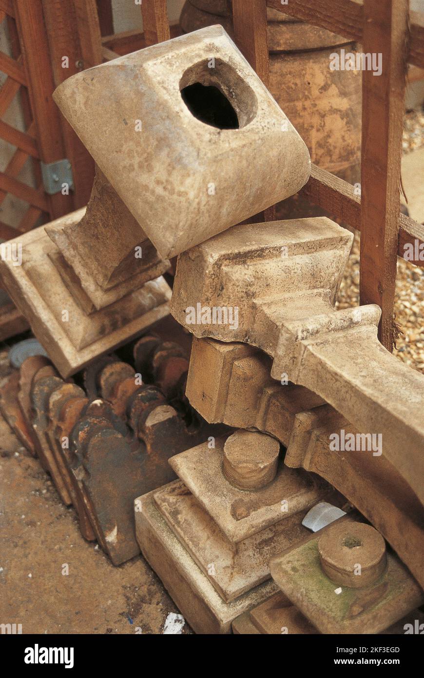 Una selezione di oggetti in un cortile di recupero Foto Stock