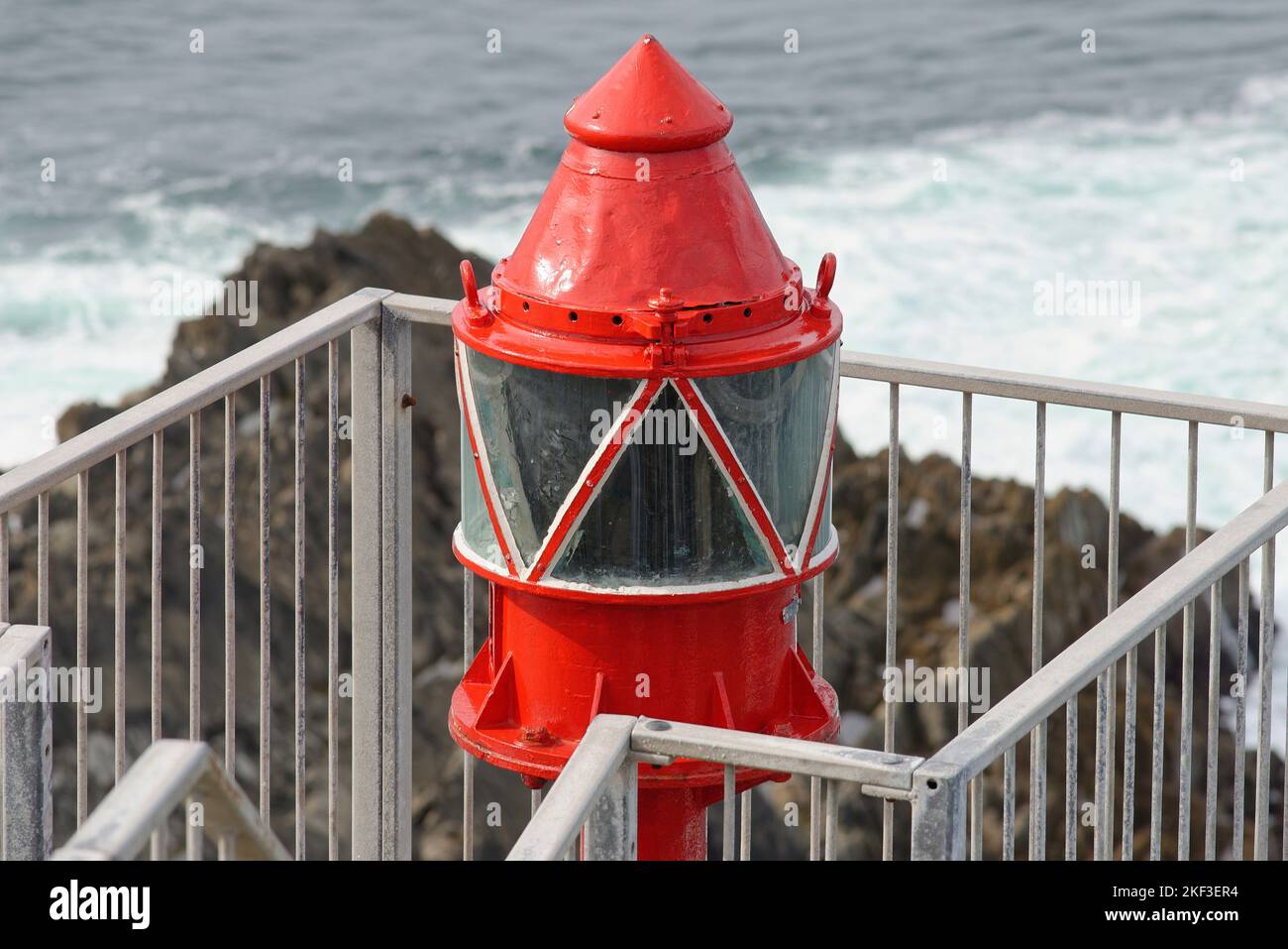Una piccola luce rossa alla fine della stazione di segnalazione Mizen Head nell'Irlanda del sud. Foto Stock