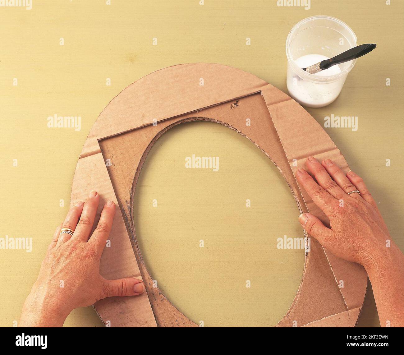 Incollaggio di due pezzi di cartone Foto Stock