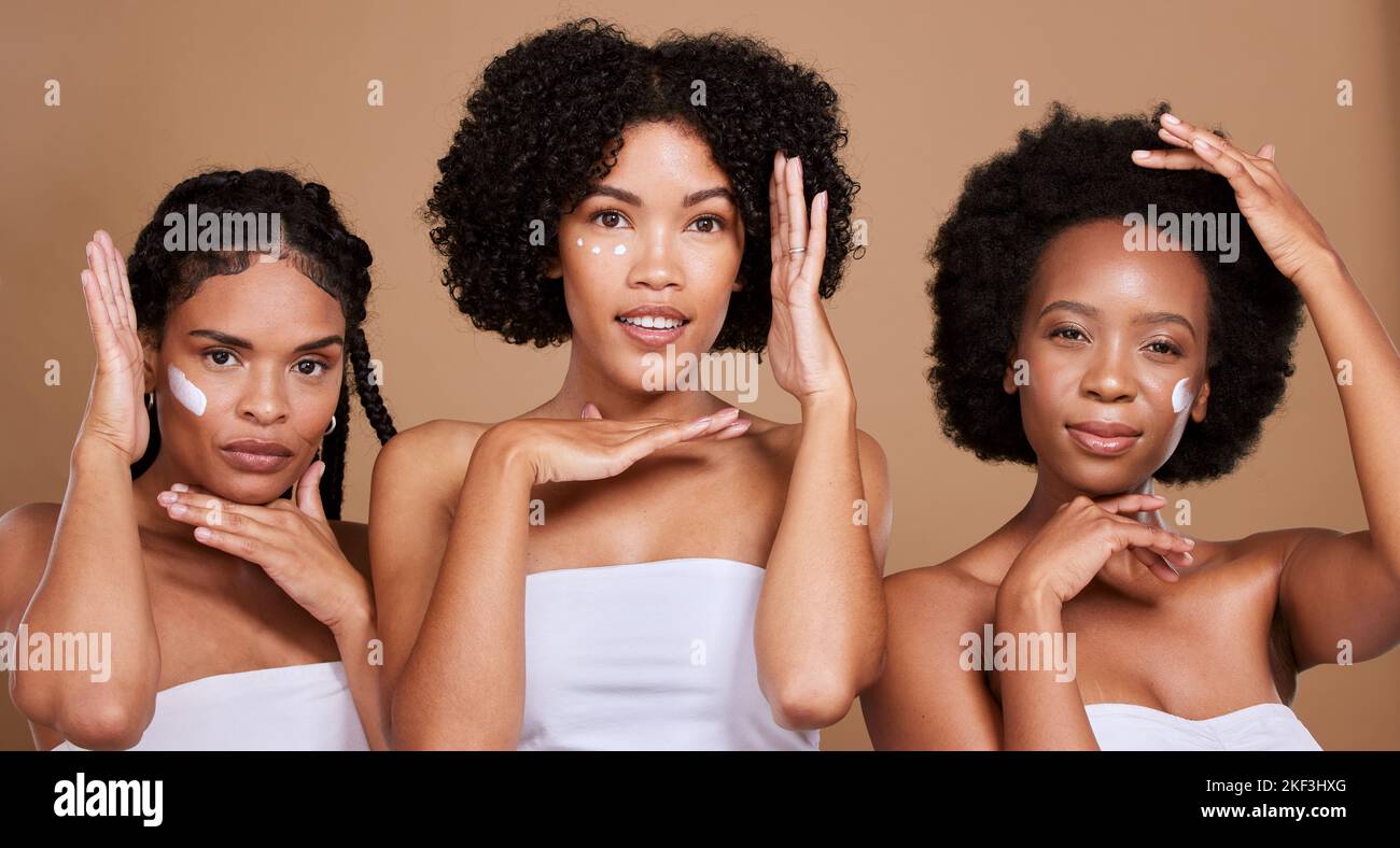 Donne nere, crema per la cura della pelle e viso con cornice di gruppo di bellezza, prodotto per il trucco con crema solare e trattamento viso di lusso su sfondo studio. Ritratto di femmina Foto Stock