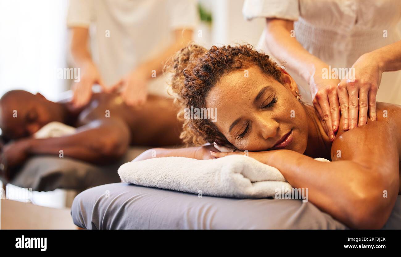 Massaggio di coppia nera, spa e relax insieme in vacanza, vacanza o rifugio per il legame, la luna di miele o la calma. Donna nera, uomo o coppia insieme per Foto Stock