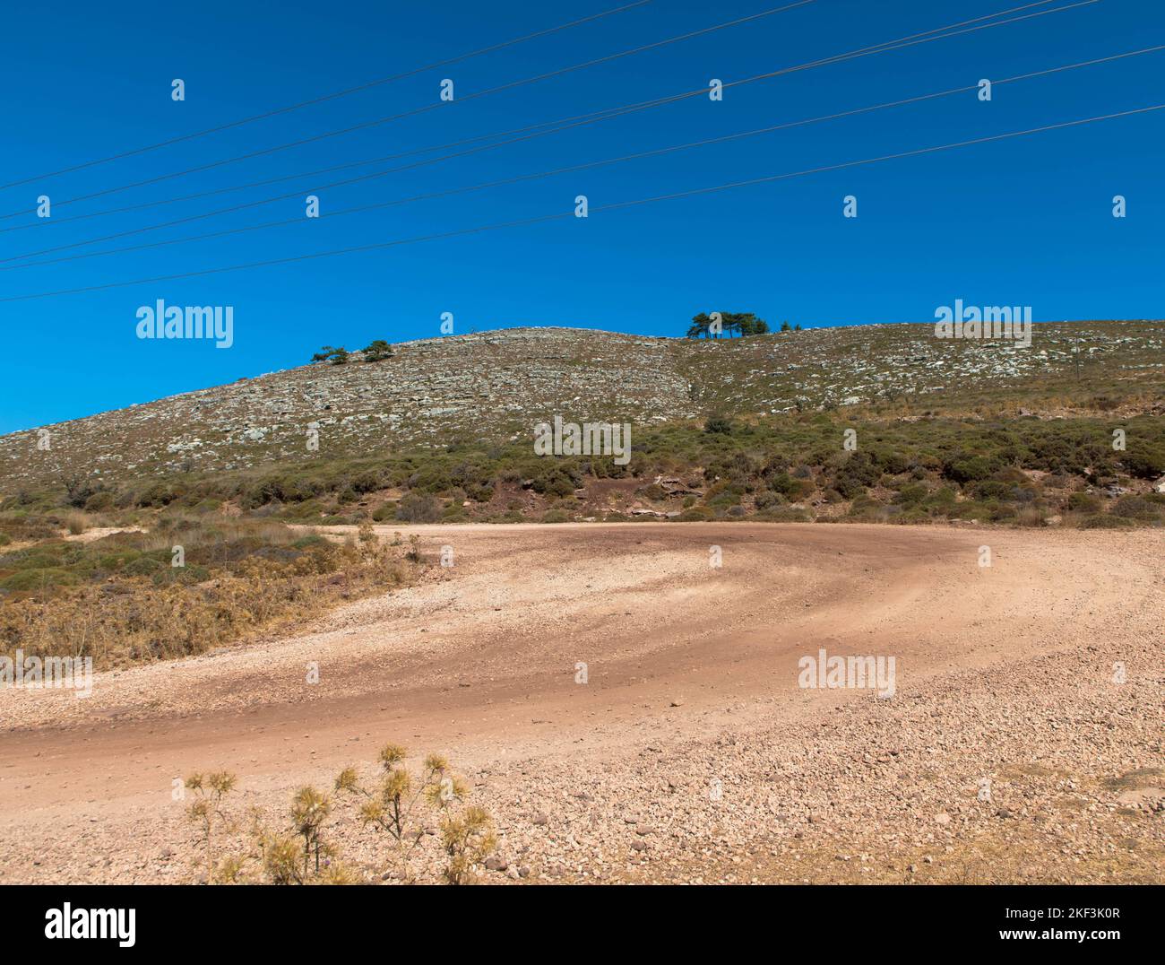 Strada di campagna sabbiosa, sentiero fuoristrada 4x4 fino alla cima del monte Attavyros. Montagna più alta sull'isola di Rodi, Greece.Trail. Grecia DODECANNESO. Foto Stock