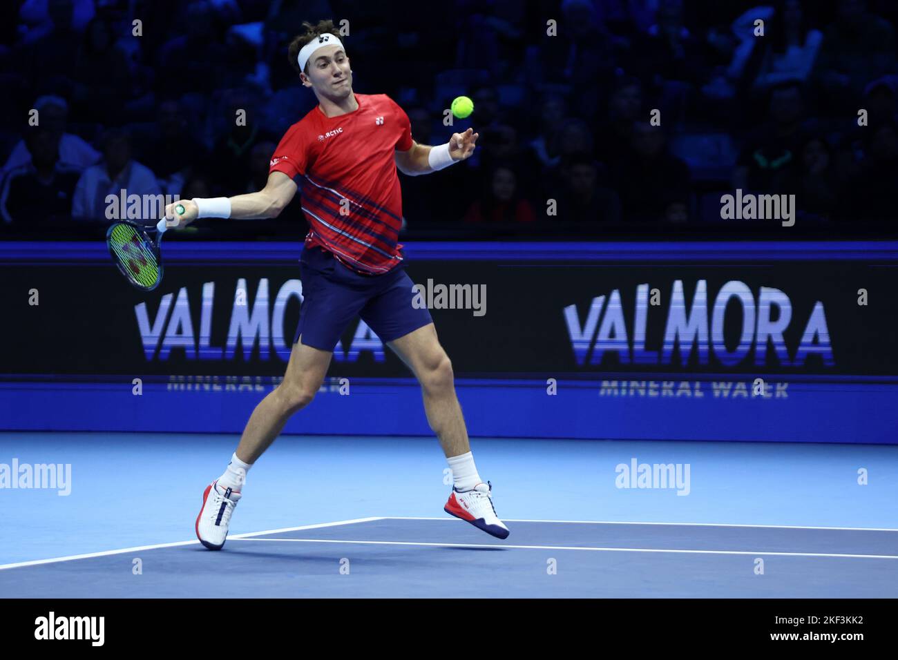 Torino, italia, 16/11/2022, Torino, Italia. 15th Nov 2022. Casper Ruud di Norvegia in azione durante il round Robin single match tra Casper Ruud di Norvegia e Taylor Fritz di USA durante il giorno tre delle finali del Nitto ATP World Tour. Casper Ruud vince 6-3, 4-6, 7-6 su Taylor Fritz. Credit: Marco Canoniero/Alamy Live News Foto Stock