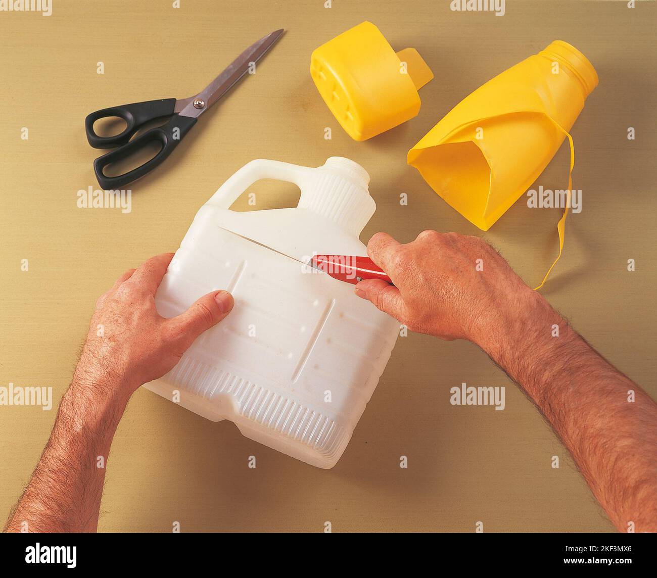 Tagliare la parte superiore di una bottiglia di plastica Foto Stock