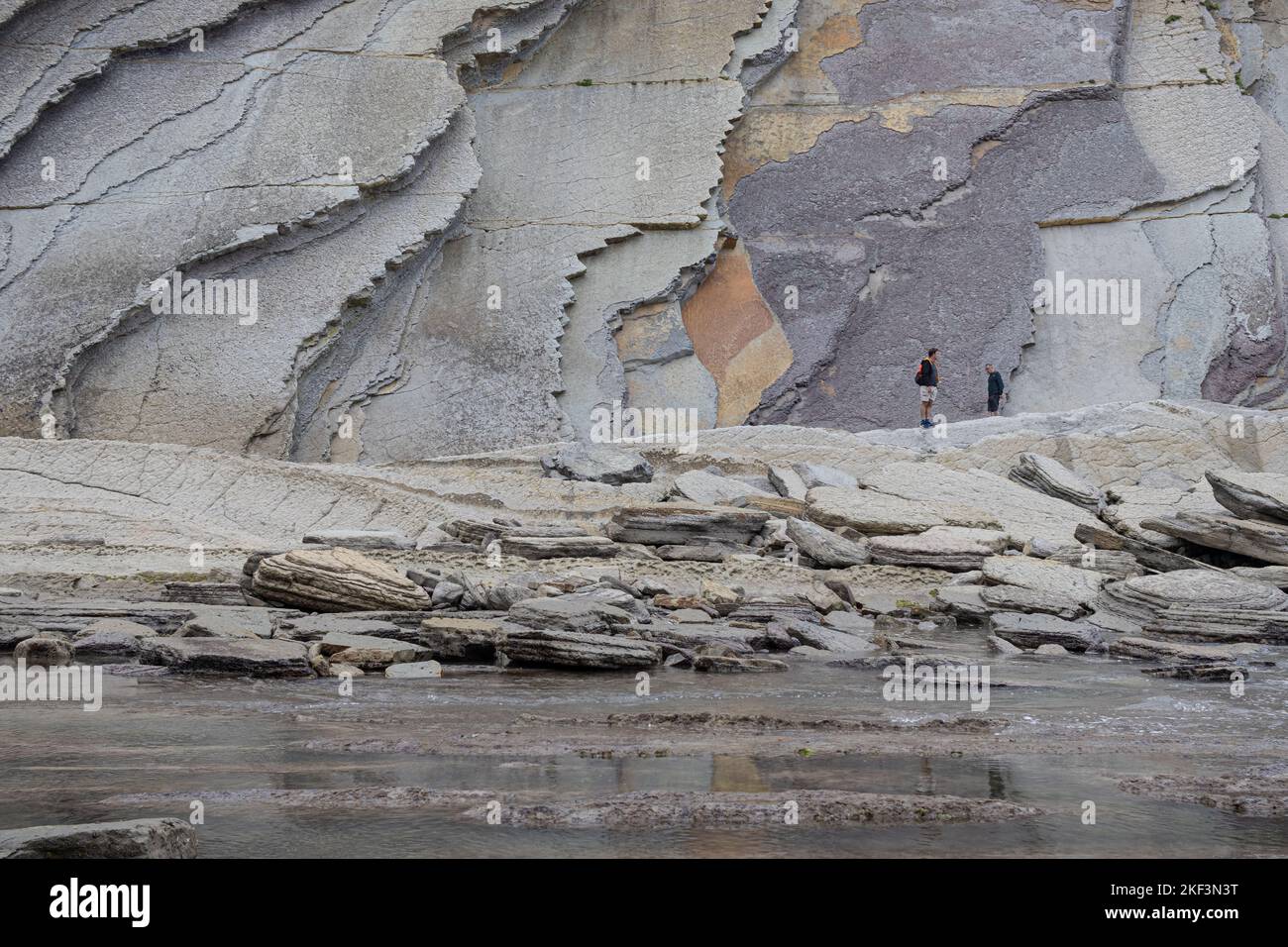 Scogliere di Flysh sulla spiaggia di Algorri a Zumaia, Paesi Baschi, Spagna Foto Stock