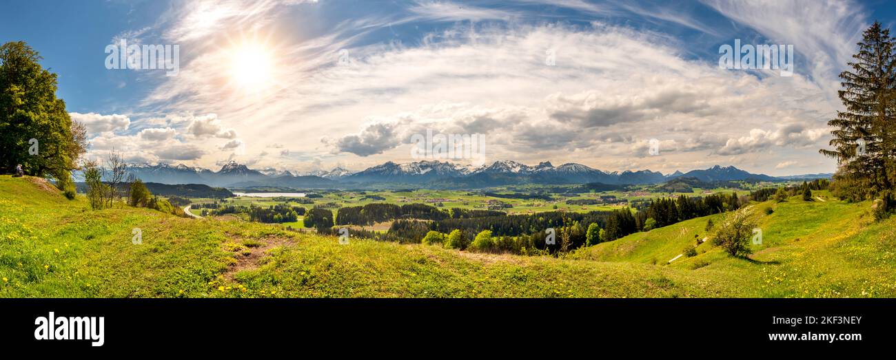 Landschaft im Allgäu mit Bergkette der Alpen Foto Stock