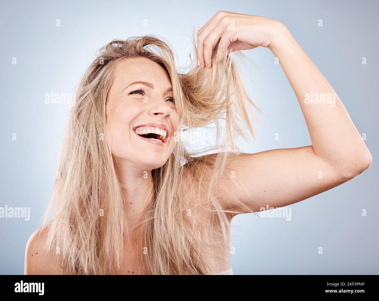 Cura dei capelli, donna felice e di bellezza giocare con capelli puliti shampoo, fresco salone di bellezza parrucchiere o la crescita sana dei capelli. Sanità, cosmetici naturali Foto Stock