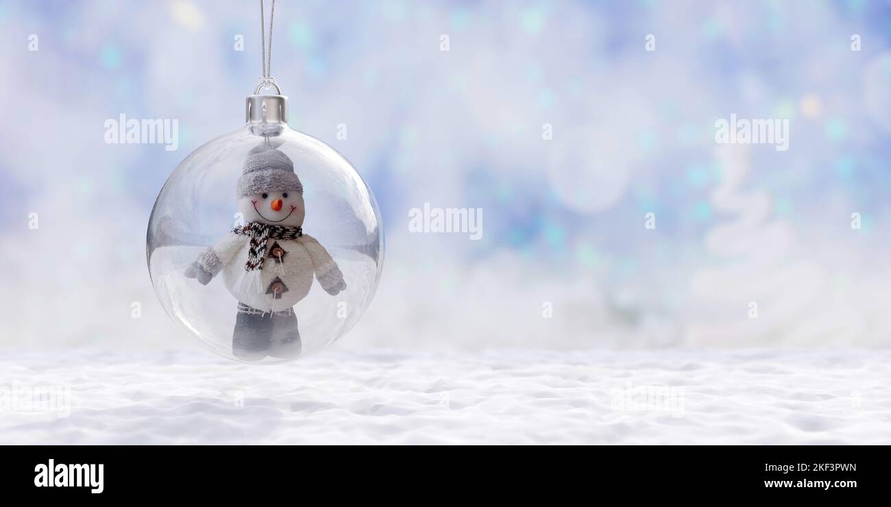 Natale appeso baule, sfondo nevoso. Snowman in una palla di Natale di vetro, copia spazio. Modello di biglietto d'auguri per le festività. rendering 3d Foto Stock