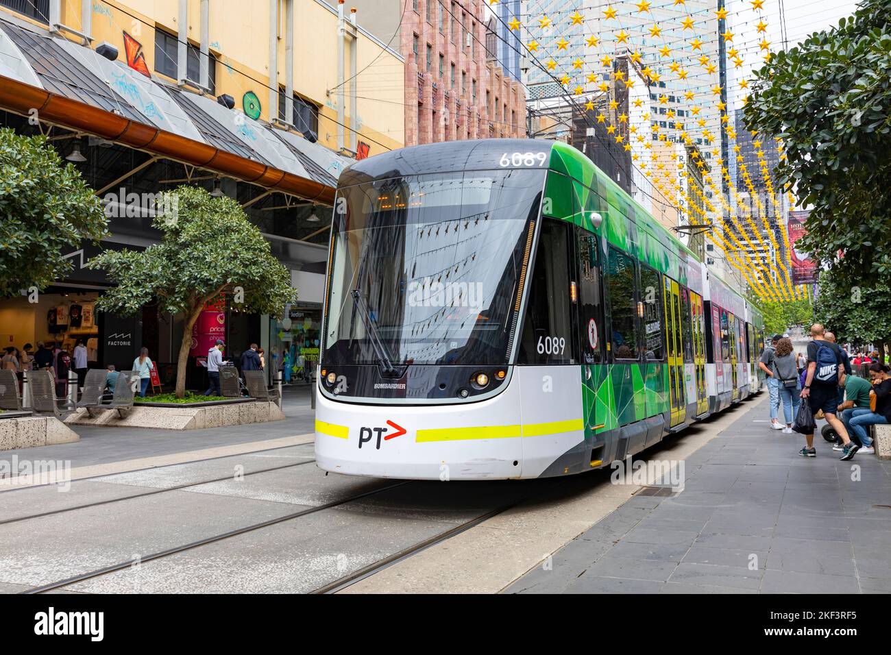 Melbourne Australia, tram con i mezzi pubblici nel centro di Melbourne, luci natalizie in Bourke Street, Melbourne, Australia Foto Stock