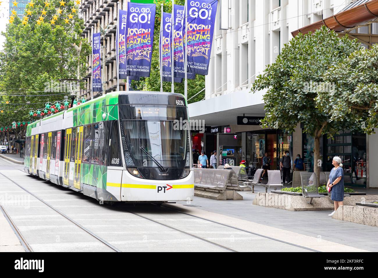 Il tram di Melbourne viaggia lungo Bourke Street nel centro di Melbourne, Victoria, Australia Foto Stock