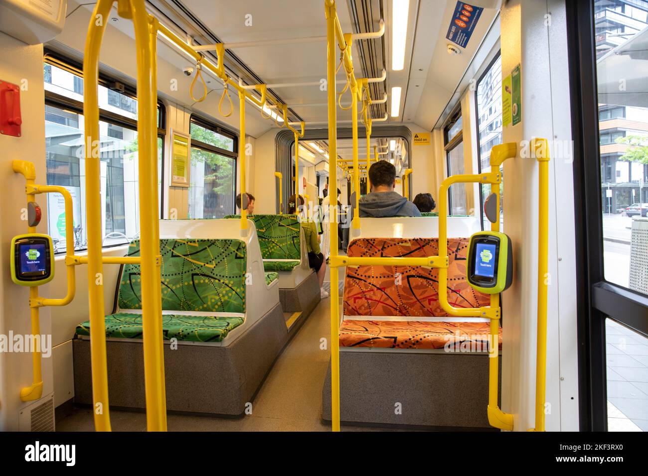All'interno di un tram per i trasporti pubblici di Melbourne e il lettore di carte di viaggio per toccare on e off, Myki, Victoria, Australia Foto Stock