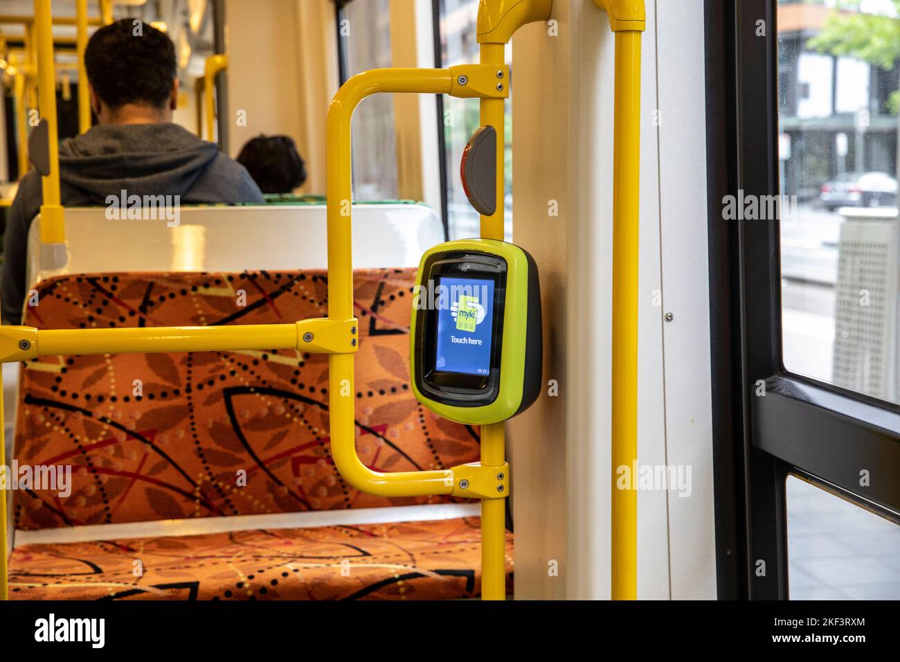 All'interno di un tram per i trasporti pubblici di Melbourne e il lettore di carte di viaggio per toccare on e off, Myki, Victoria, Australia Foto Stock