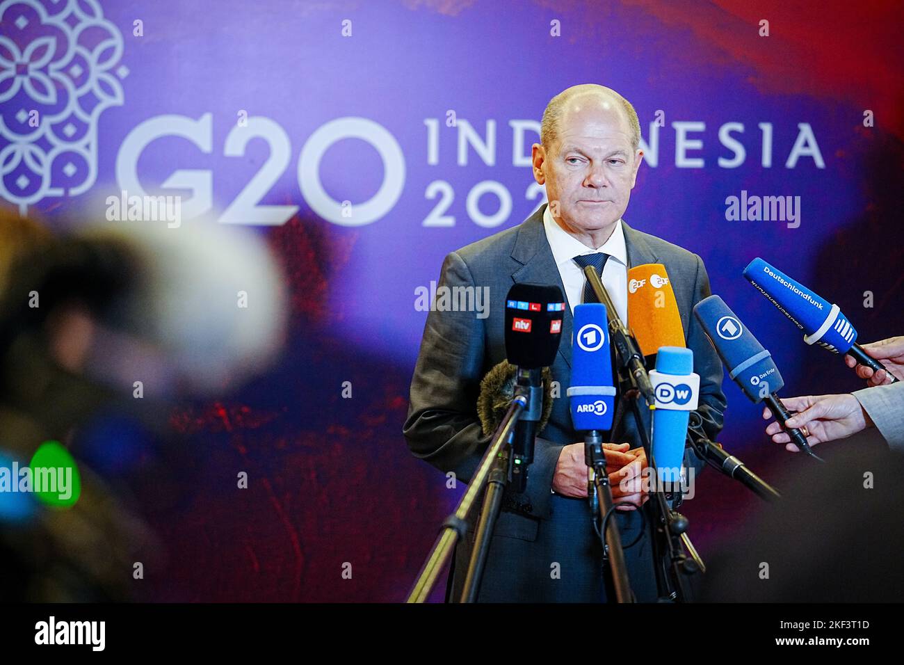 Nusa Dua, Indonesia. 16th Nov 2022. 16 novembre 2022, Indonesia, Nusa Dua/Bali: Il Cancelliere tedesco OLAF Scholz (DOCUP) ha comunicato stampa sullo sciopero missilistico in Polonia a margine del vertice del G20. Il 'Gruppo dei 20' comprende le più importanti potenze economiche di tutti i continenti, tra cui Stati Uniti, Cina, Russia e Germania. Foto: Kay Nietfeld/dpa Credit: dpa Picture Alliance/Alamy Live News Foto Stock