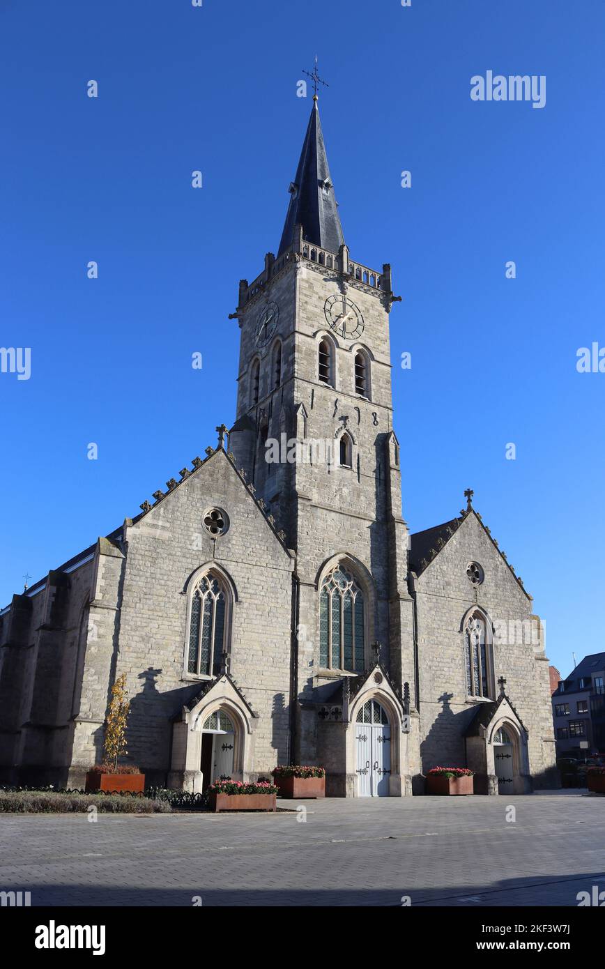 Vista della chiesa di San Martini del 14th ° secolo nel centro di Lede, in una giornata di sole con cielo limpido. La chiesa è un edificio protetto nelle Fiandre Orientali i. Foto Stock