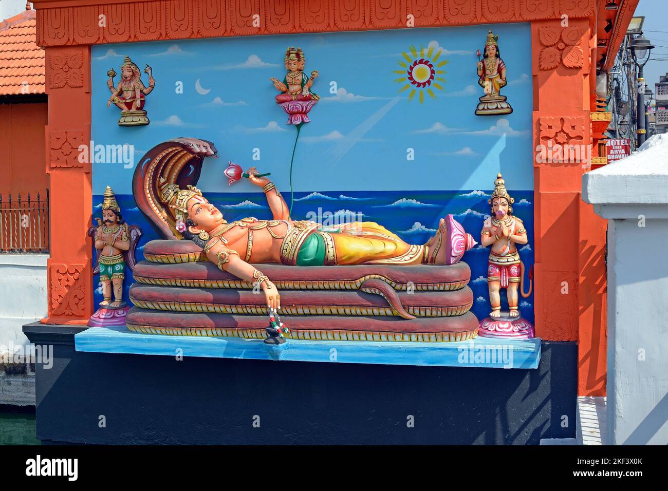 Anantashayana Vishnu sdraiato sul serpente Sri Padmanabhaswami pareti del Tempio, Thiruvananthapuram, Kerala, India, figura reclinata di Vishnu sdraiato serpente Foto Stock