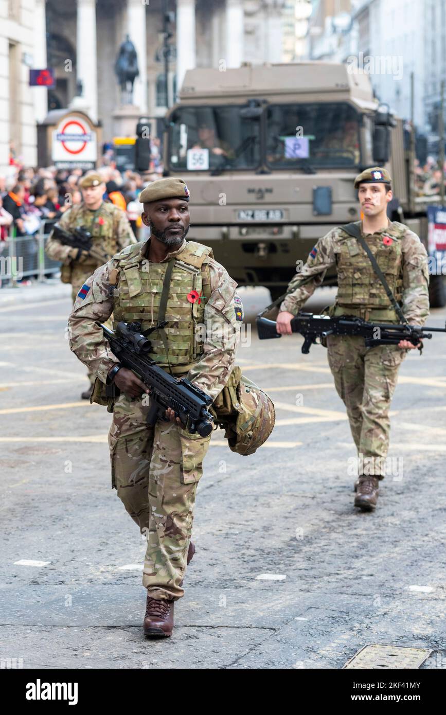 1st Battaglione delle Guardie di Londra alla sfilata del Lord Mayor's Show nella City of London, Regno Unito. Soldato maschio nero Foto Stock