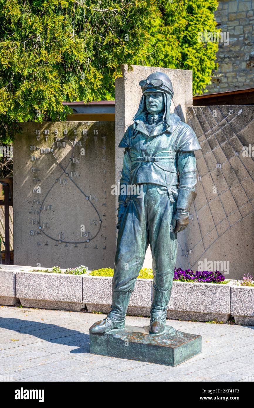 Statua di Milano Rastislav Stefanik - politico slovacco, diplomatico, aviatore e astronomo. Statua sulla collina Petrin a Praga, Repubblica Ceca Foto Stock