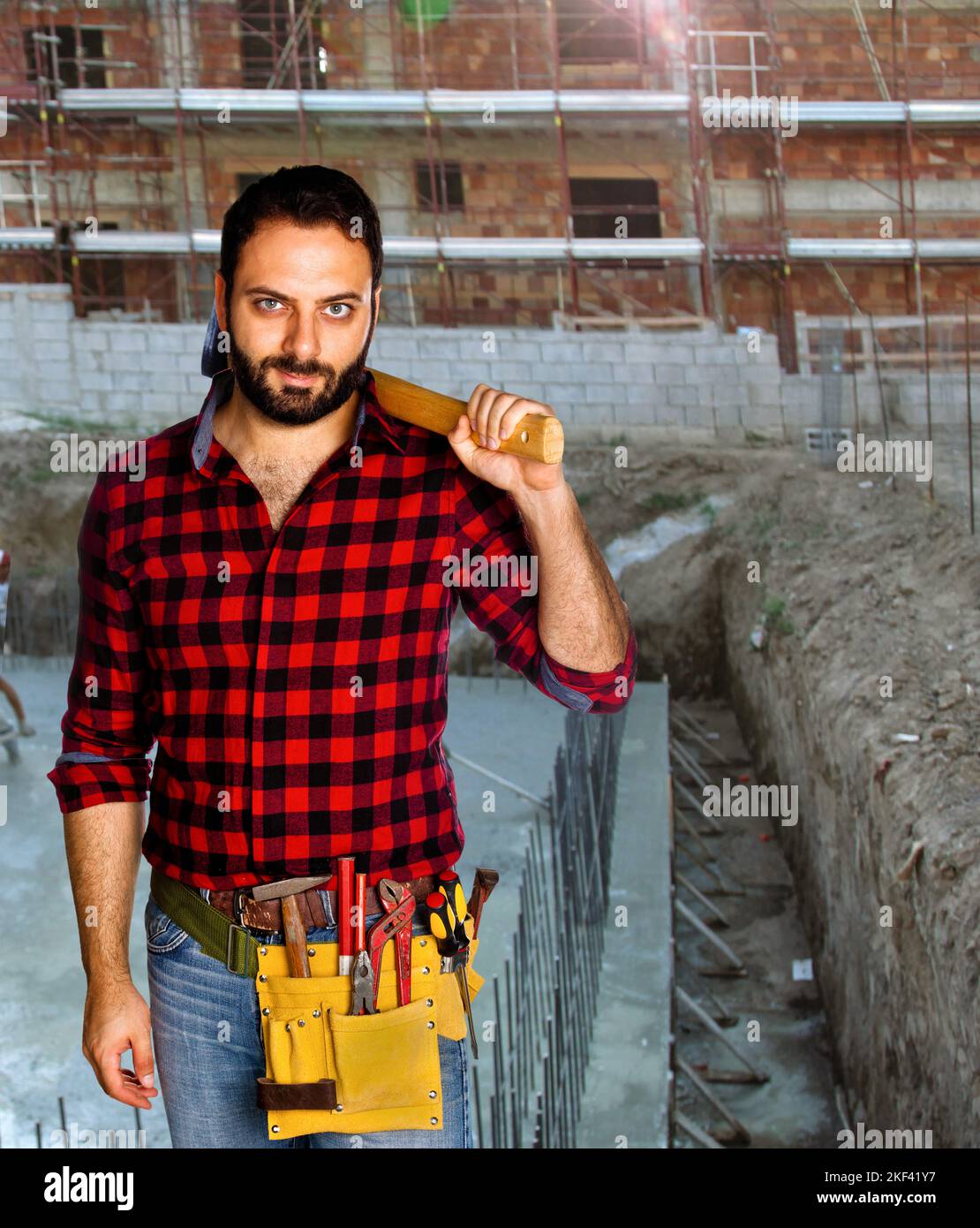 Ritratto di un falegname in cantiere. Foto Stock