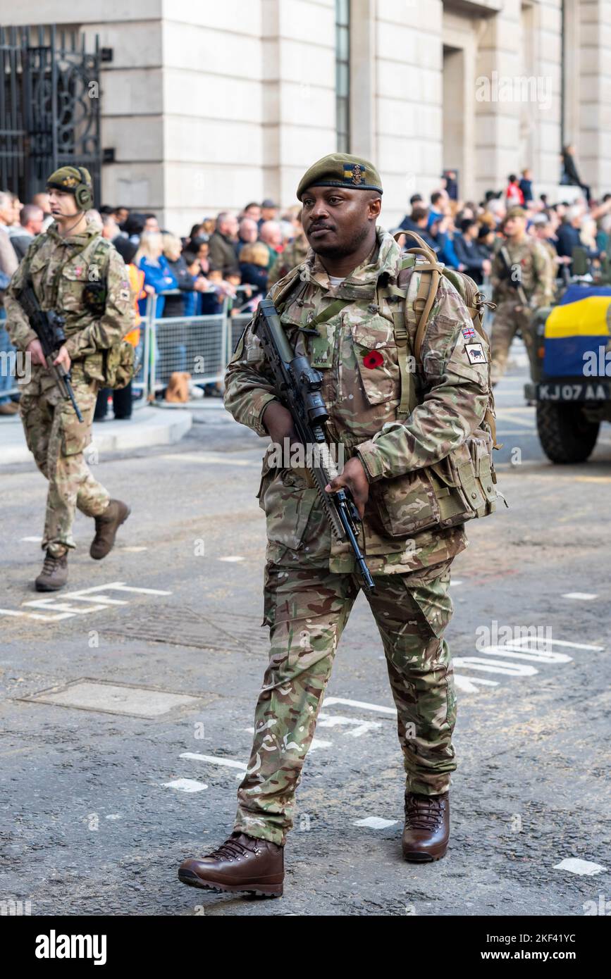 4th BATTAGLIONE IL REGGIMENTO REALE DELLA PRINCIPESSA DEL GALLES alla sfilata del Lord Mayor's Show nella City of London, Regno Unito. Soldato maschio nero Foto Stock