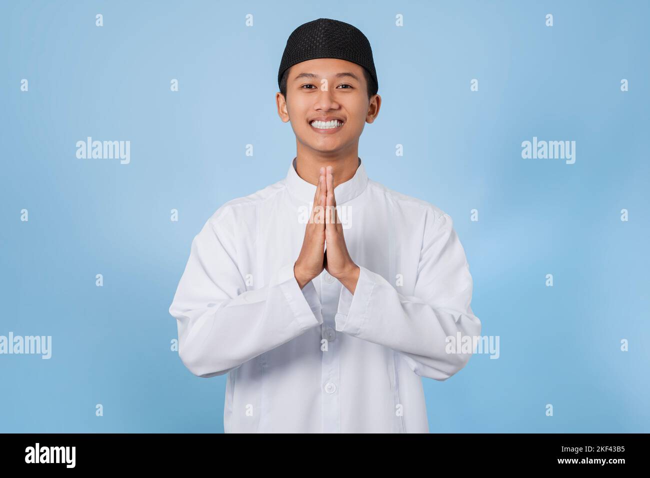 Sorridente musulmano asiatico felice celebrando Eid al-Fitr isolato sfondo bianco. Celebrare il mese Santo del Ramadan in Islam Foto Stock
