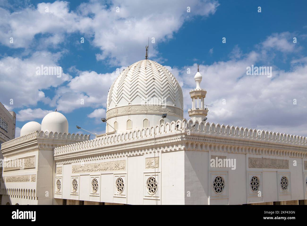Cupola bianca e minareto Sharif al Hussein Bin Ali Moschea Aqaba Giordania Foto Stock