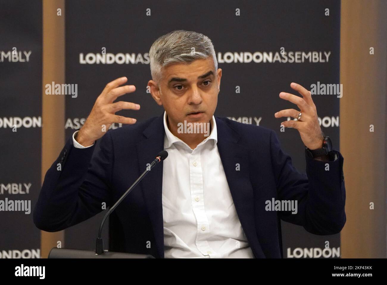 Il sindaco di Londra, Sadiq Khan appare davanti a un Comitato di polizia e criminalità a City Hall, Londra, per rispondere alle domande le dimissioni dell'ex commissario metropolitano della polizia, Dame Cressida Dick, dopo una recensione di Sir Thomas Winsor, ha scoperto di aver violato il processo dovuto. Data immagine: Mercoledì 16 novembre 2022. Foto Stock