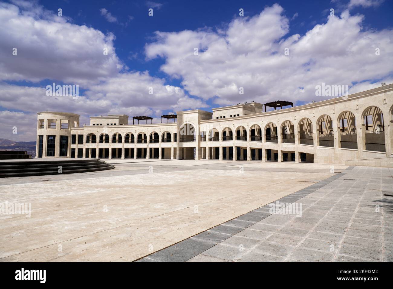 L'Arab Revolt Plaza con architettura moderna Aqaba Jordan Foto Stock