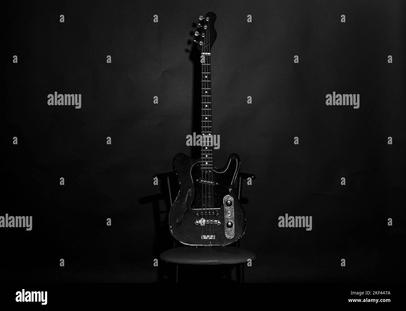 Chitarra di colore nero intenso su sfondo nero Foto Stock