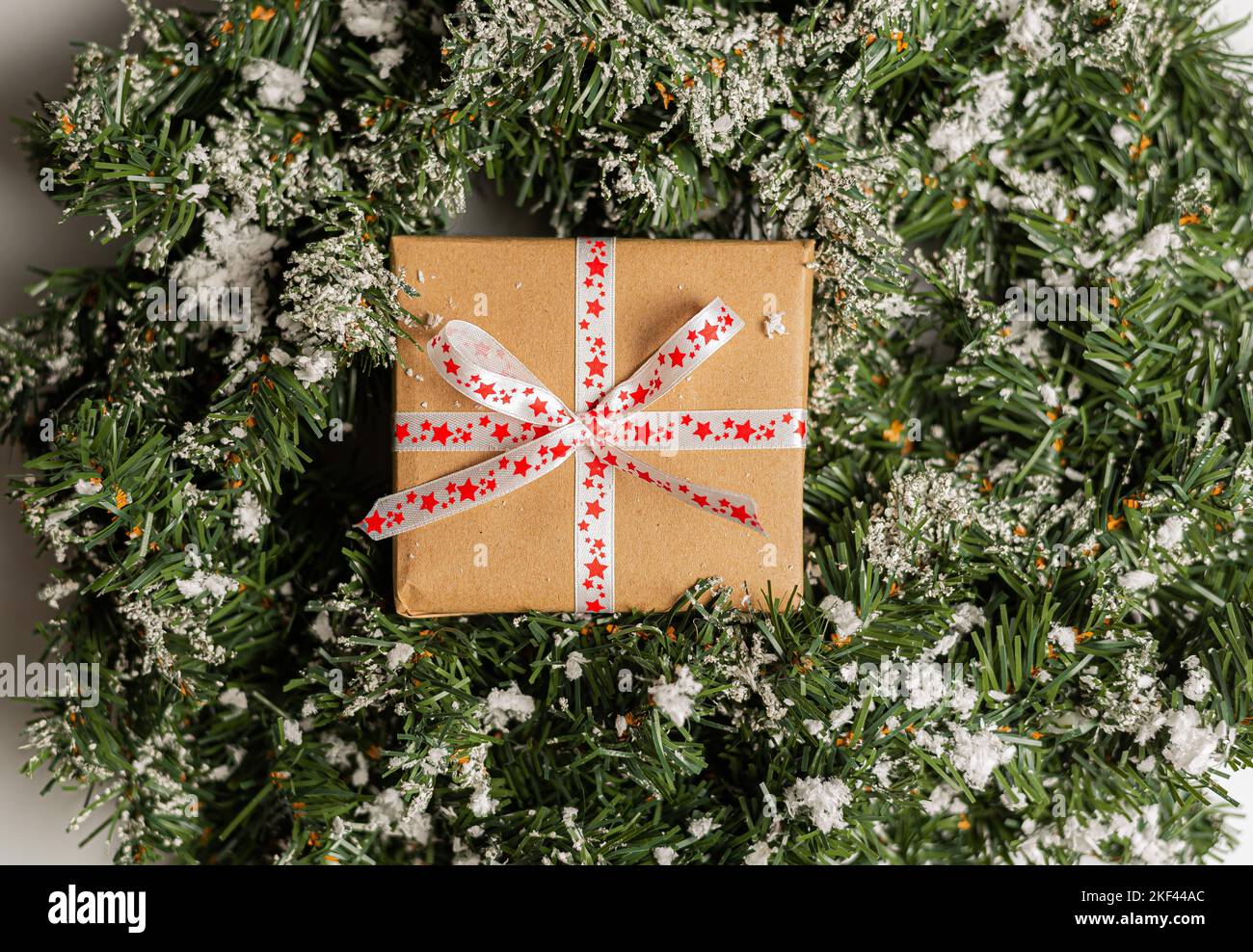 Albero di natale con confezione regalo e decorazioni su sfondo di legno spazio per i caratteri Foto Stock