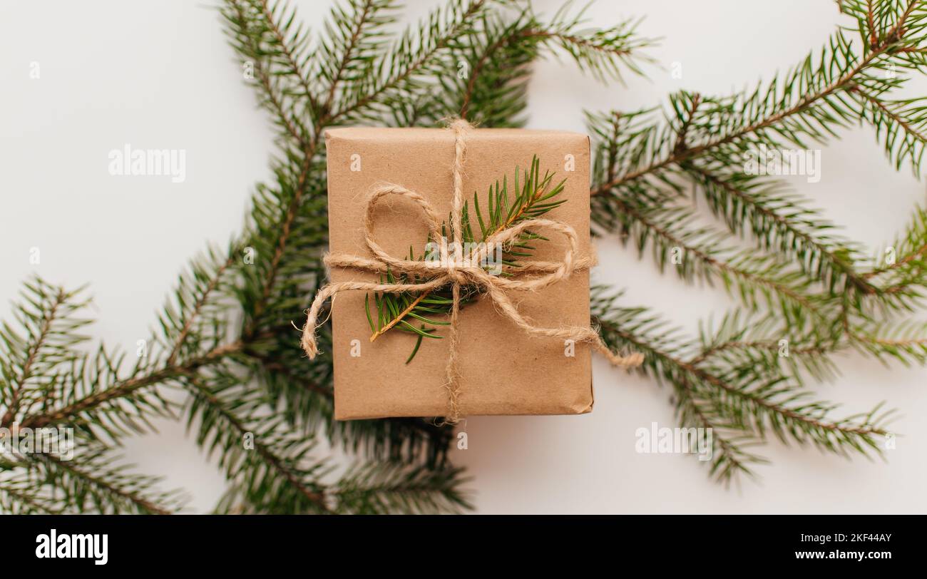 Albero di natale con confezione regalo e decorazioni su sfondo di legno spazio per i caratteri Foto Stock