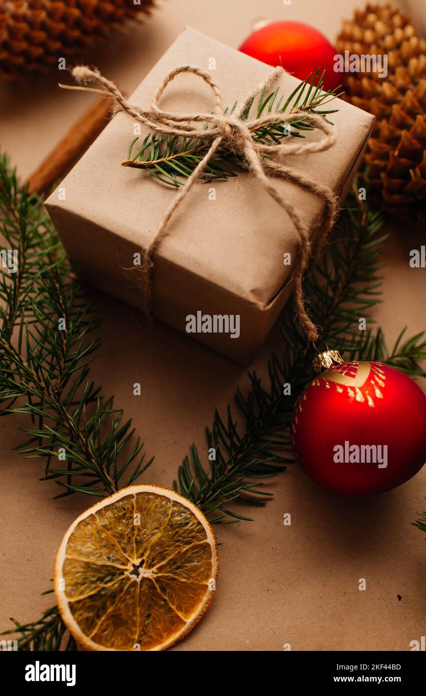 Albero di natale con confezione regalo e decorazioni su sfondo di legno spazio per i caratteri Foto Stock