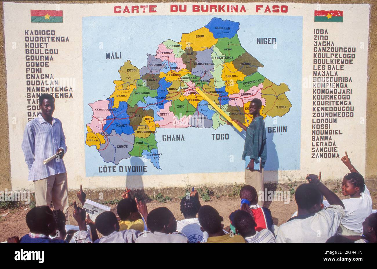 Burkina Faso, Piela. Le lezioni di geografia si tengono al di fuori della scuola perché la mappa del paese è disegnata su un muro della scuola. Foto Stock