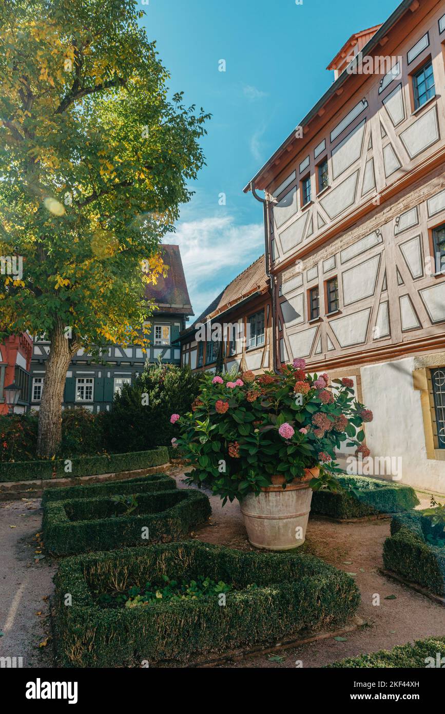 Bel giardino e vecchie case nazionali a graticcio Town House a Bietigheim-Bissingen, Baden-Wuerttemberg, Germania, Europa. La città vecchia è Foto Stock