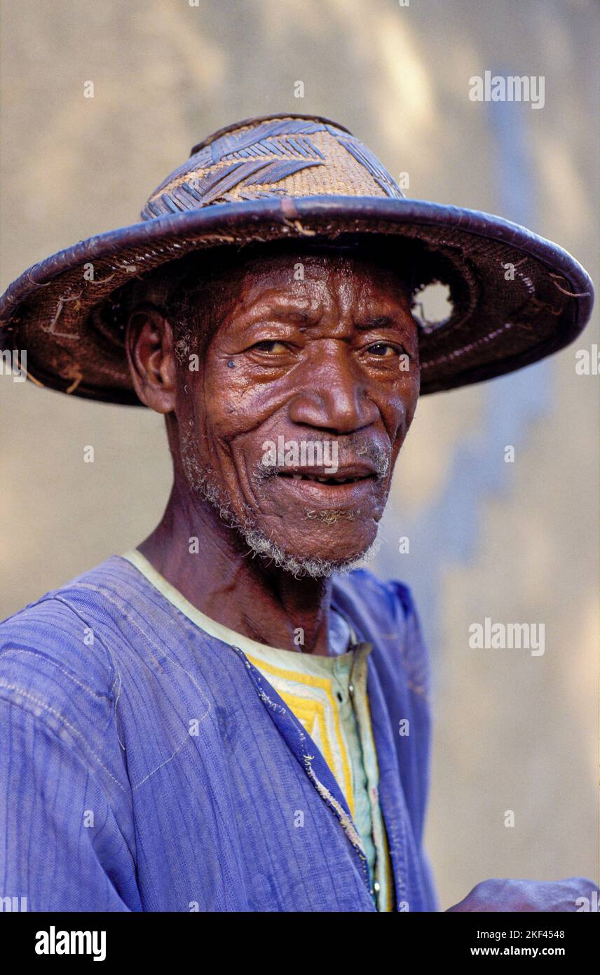 Vecchio con cappello Fulani, Burkina Faso, Africa Foto Stock