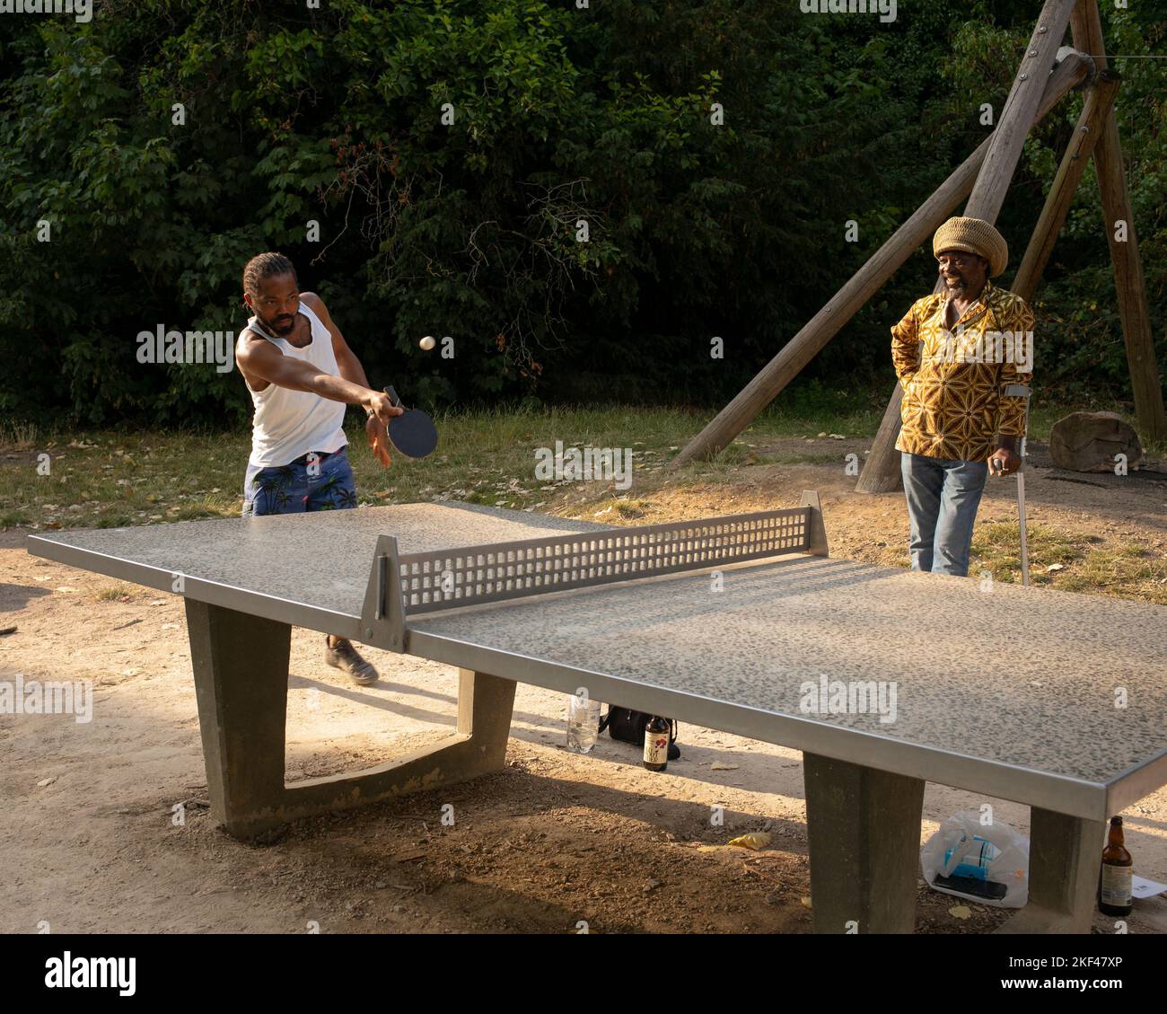 Giocare a ping pong nel Mayow Park, lewisham Foto Stock