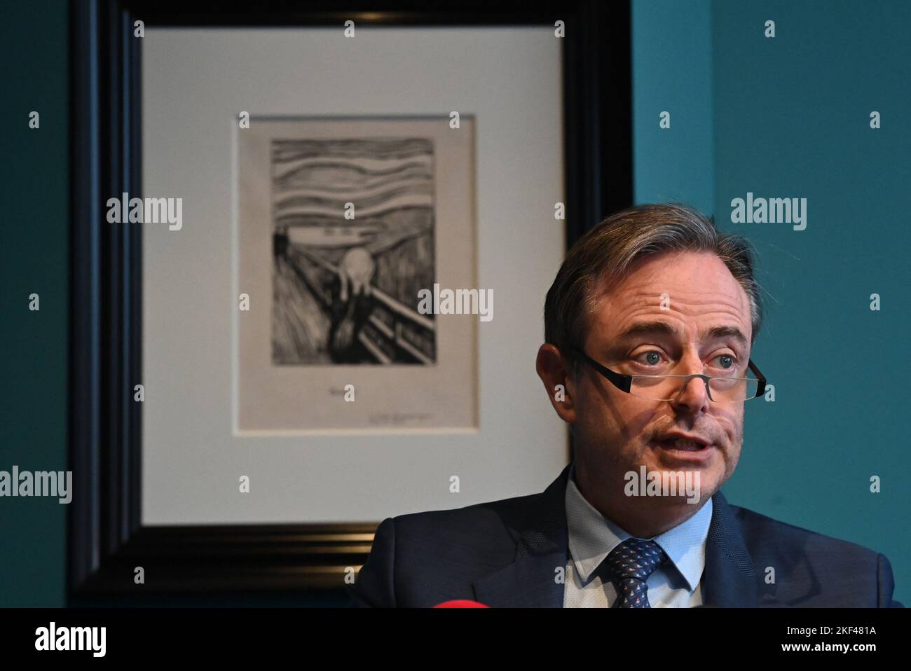 Bart De Wever, sindaco di Anversa, ha illustrato nel corso di una conferenza stampa del Museum De Reede per presentare un'importante e importante aggiunta alla collezione del museo, mercoledì 16 novembre 2022, ad Anversa. L'opera è una copia firmata della versione litografica dell'iconico artista norvegese Edvard Munch "The Scream". Grazie ad una donazione, la copia verrà aggiunta alla collezione permanente del museo. FOTO DI BELGA DIRK WAEM Foto Stock