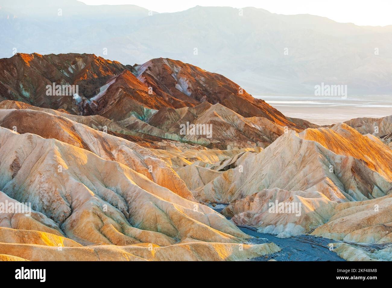 Farbige Gesteinsformationen im Abendlicht am Zabriskie Point, Zabriske Point, Death Valley Nationalpark, USA, Nordamerika Foto Stock