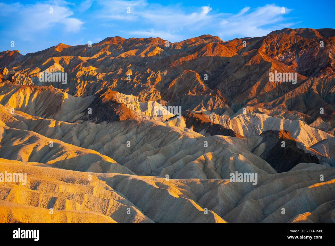 Farbige Gesteinsformationen im Abendlicht am Zabriskie Point, Zabriske Point, Death Valley Nationalpark, USA, Nordamerika Foto Stock