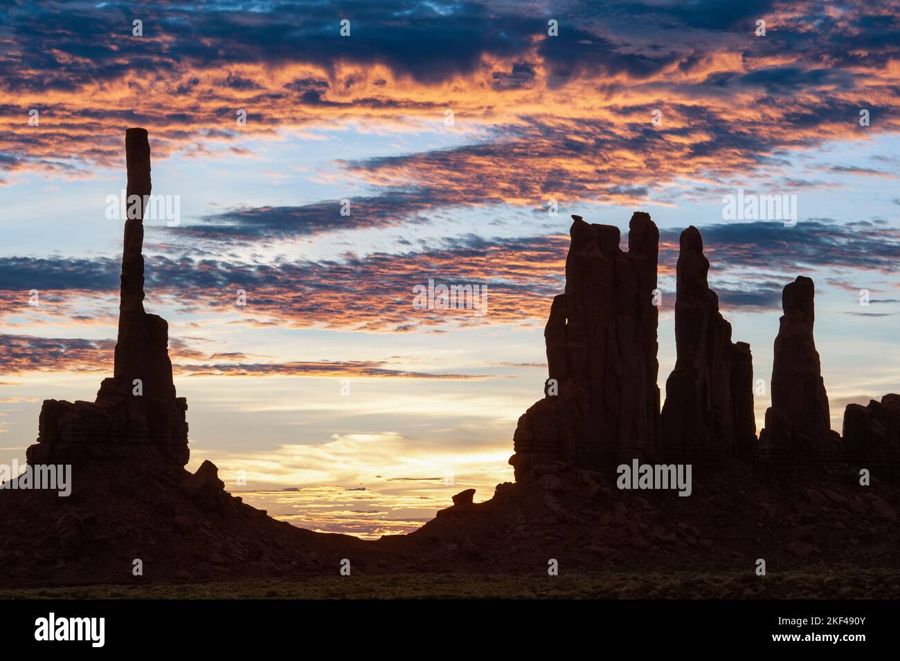 Sonnenaufgang mit Totem Pole im Gegenlicht, Monument Valley, Arizona, USA, Nordamerika Foto Stock