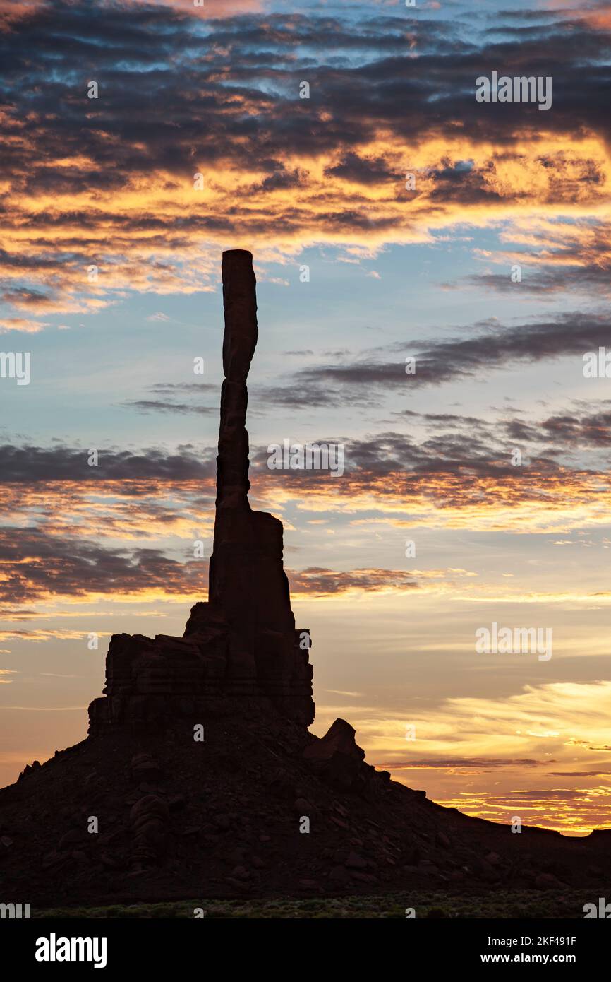 Sonnenaufgang mit Totem Pole im Gegenlicht, Monument Valley, Arizona, USA, Nordamerika Foto Stock