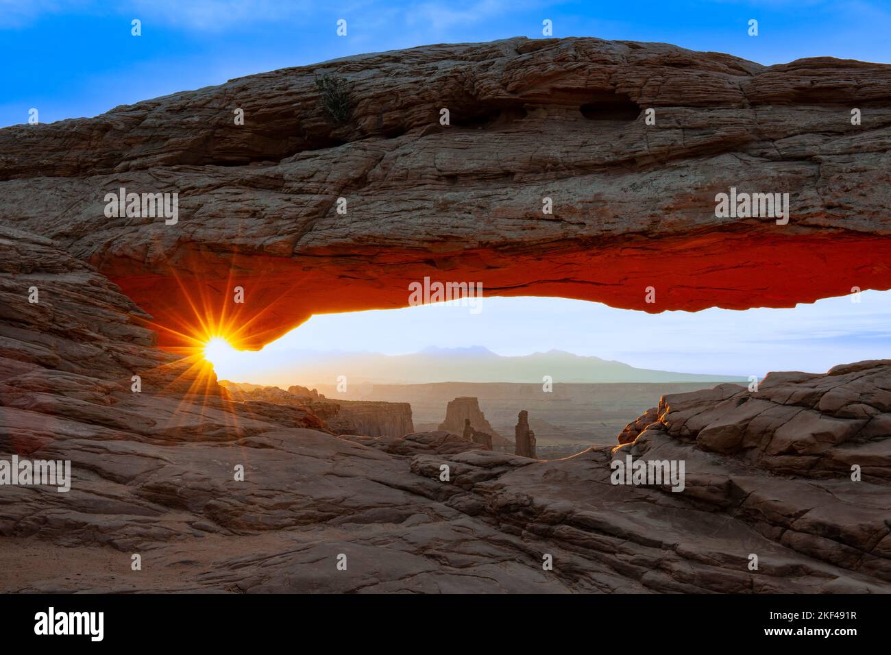 "Mesa Arch" bei Sonnenaufgang, Canyonlands Nationalpark, Utah, USA, Nordamerika Foto Stock