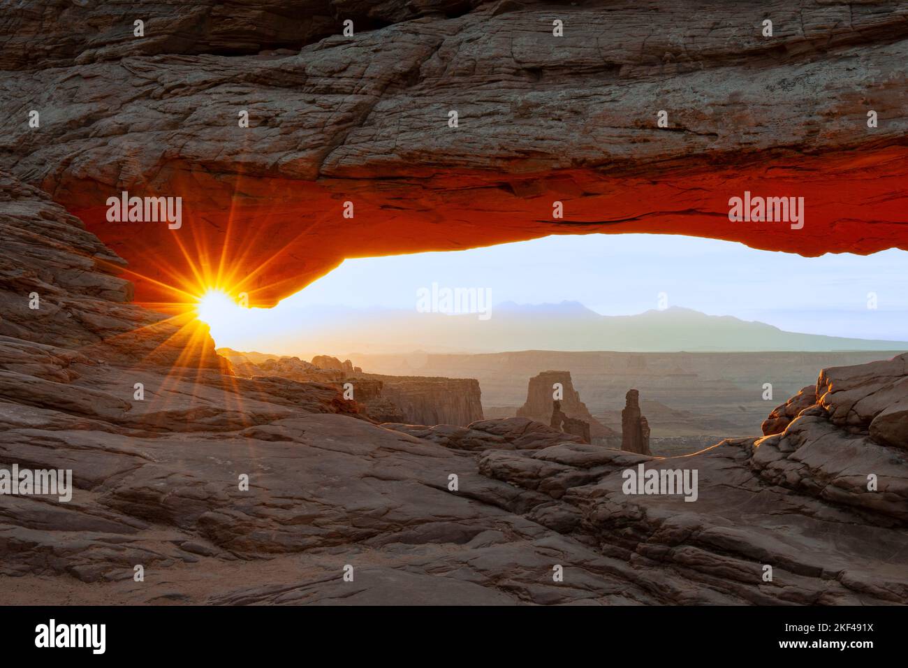 "Mesa Arch" bei Sonnenaufgang, Canyonlands Nationalpark, Utah, USA, Nordamerika Foto Stock