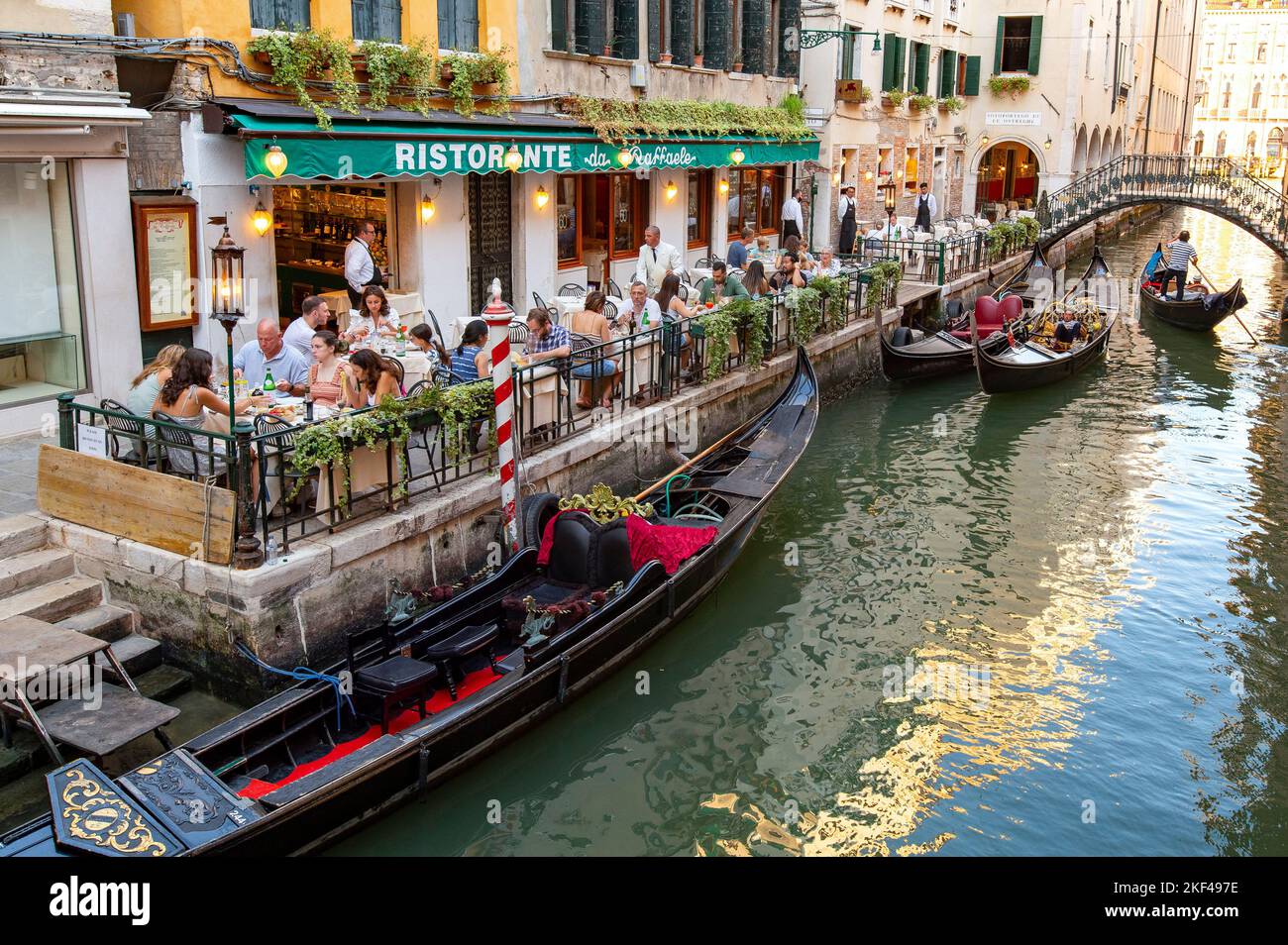 Typisches Ristorante an einem Kanal, Gondeln, Venedig, Venetien, Italien Foto Stock