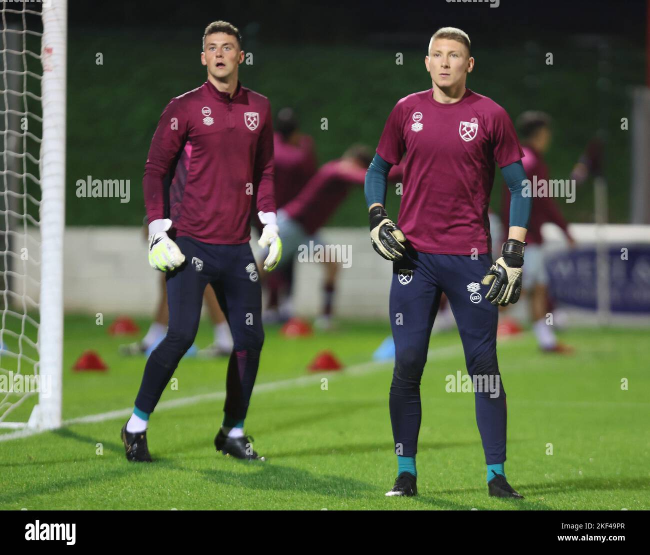 DAGENHAM INGHILTERRA - NOVEMBRE 15 :L-R Brian Kinnear di West Ham United e Mason Terry di West Ham United durante il warm-up pre-partita durante Premier Foto Stock