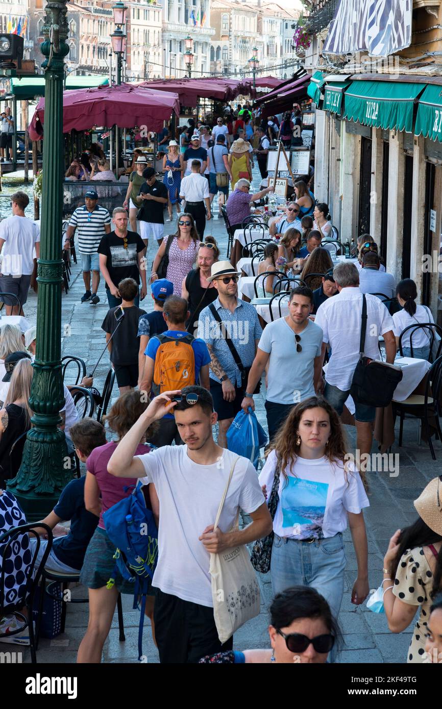 Massen von Menschen, Touristen in den Straßen von Venedig, Venetien, Italien Foto Stock