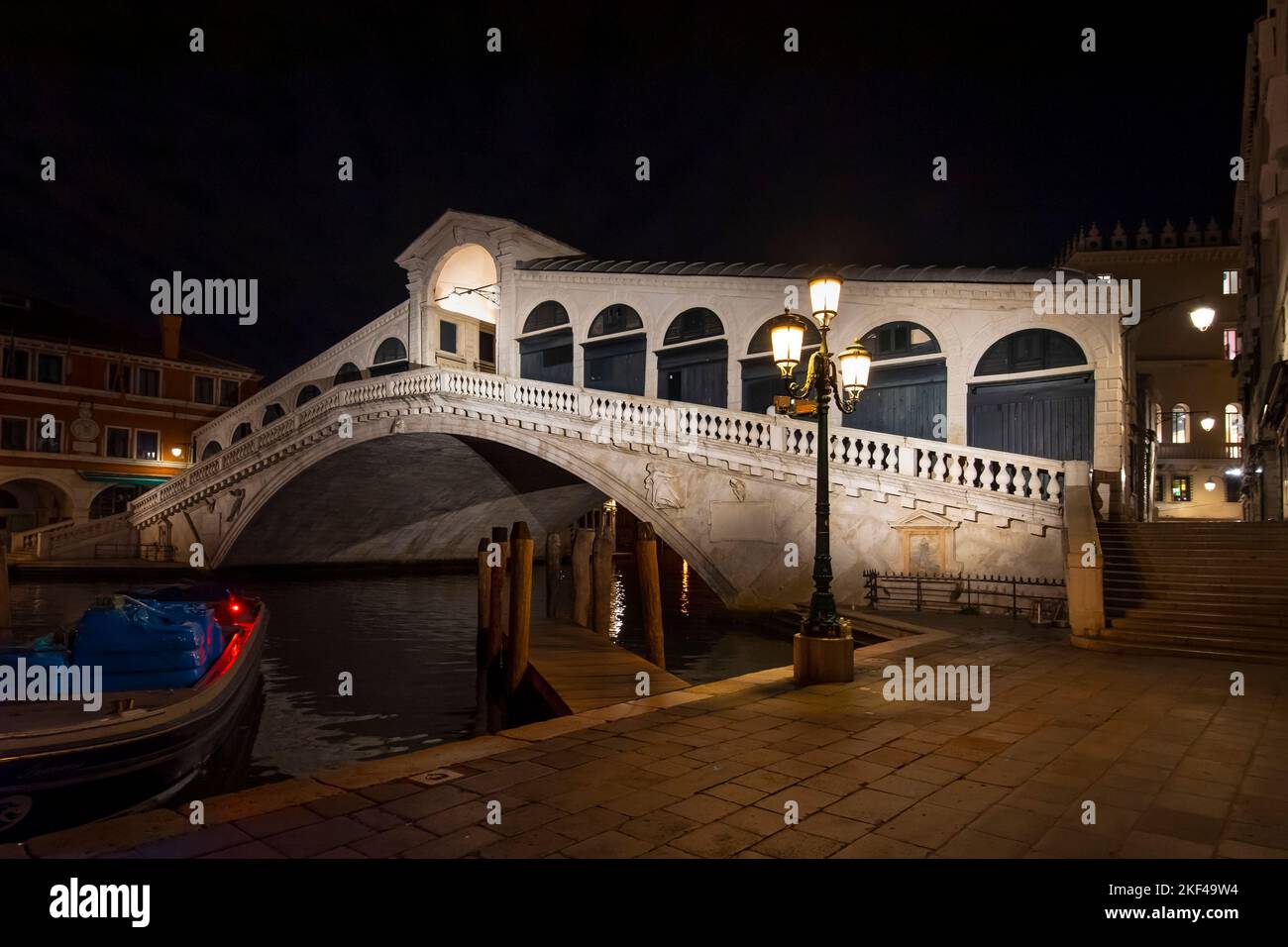 Rialtobrücke, Ponte di Rialto, am Canal Grande bei Nacht, Venedig, Venetien, Italien Foto Stock