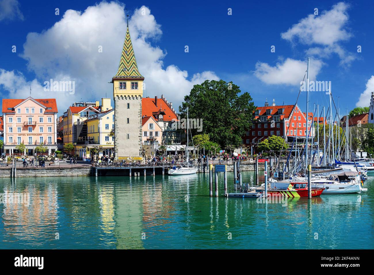 Lindau liegt am östlichen Ufer des Bodenses im Dreiländereck Deutschland–Österreich–Schweiz. Iihr historisches Zentrum ist die insgesamt unter Denkma Foto Stock