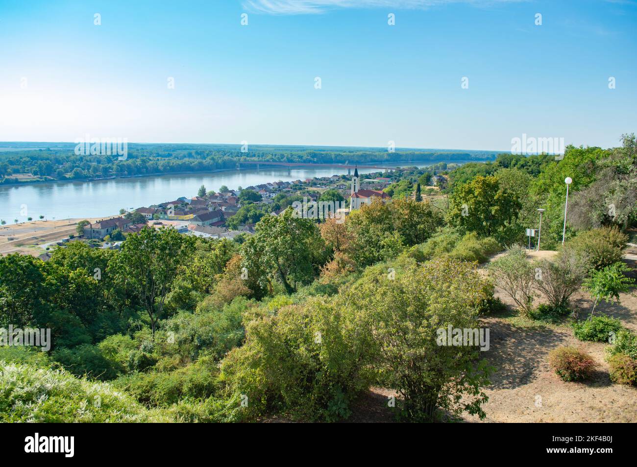 Batina è un villaggio portuale sulla riva destra del Danubio a Baranja, Croazia. Foto Stock