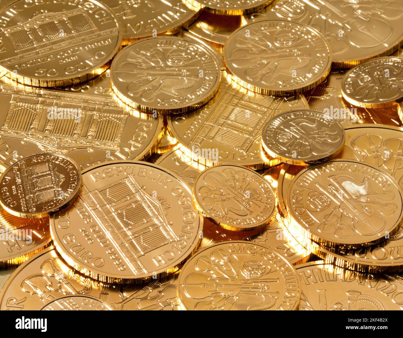 Geldanlage in ektem Gold als Goldbarren und Goldmünzen Foto Stock