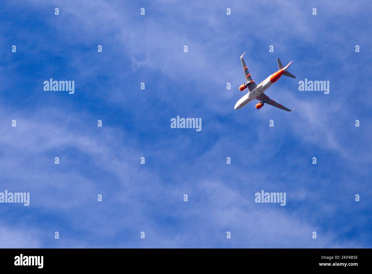 Aereo commerciale Jet Flying in un giorno d'estate blu chiaro Foto Stock